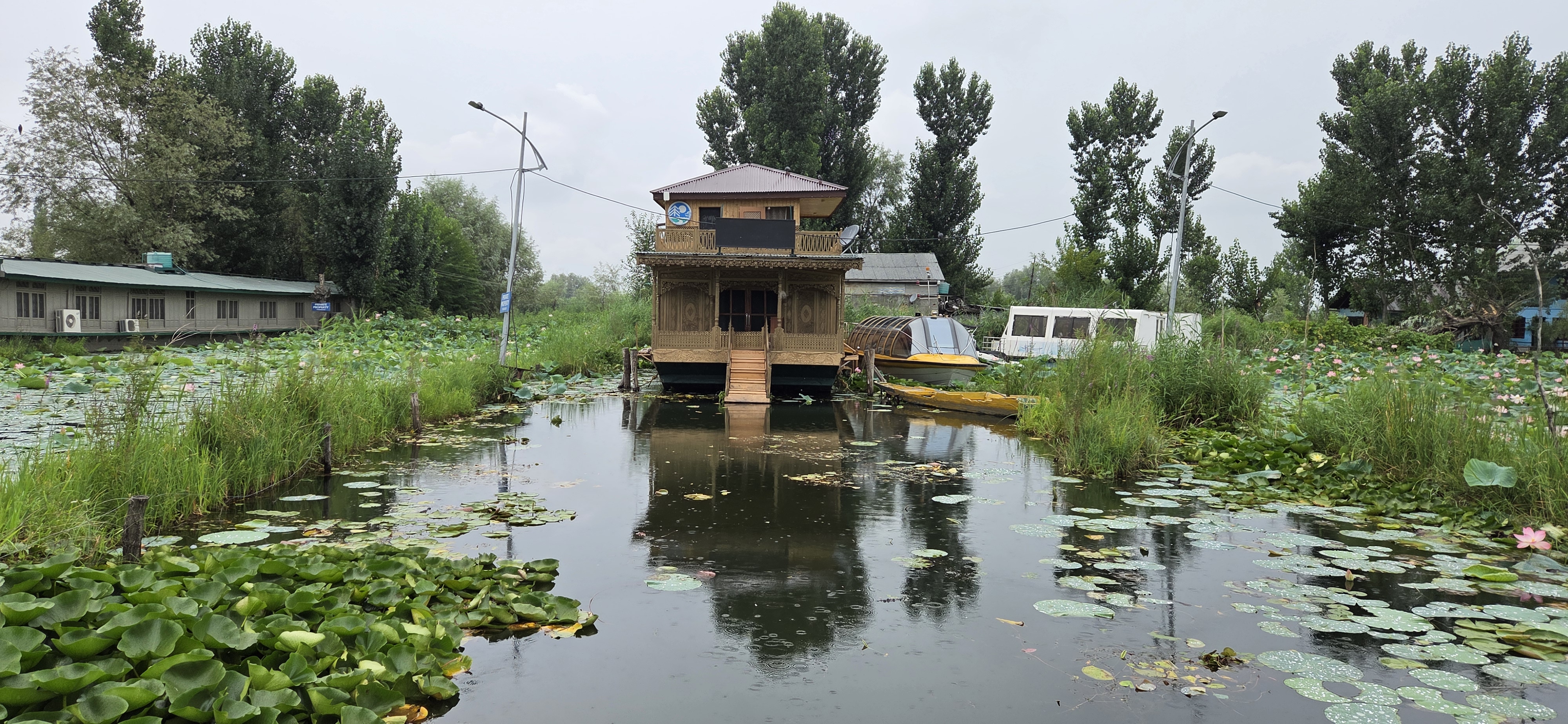 Houseboat Four Seasons